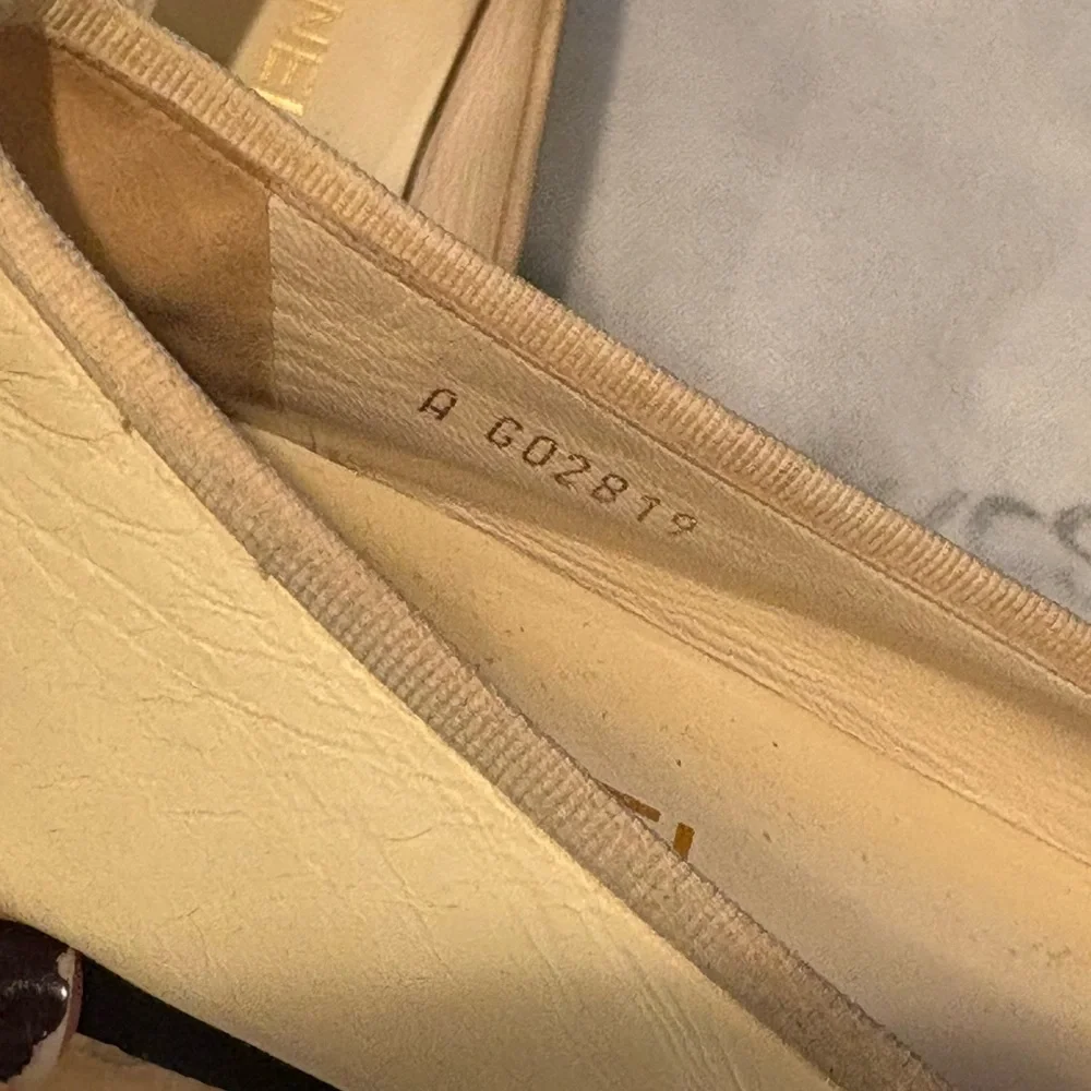 CHANEL Interlocking CC Logo Leather Ballet Flats - Picture 6 of 6